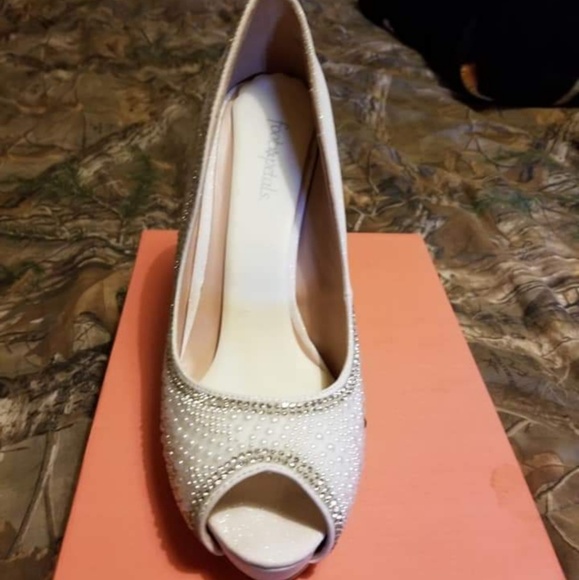 Heels - Picture 3 of 3